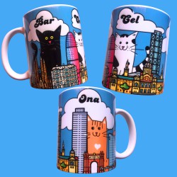 Taza 325 ml de cerámica blanca premium con ilustración de tres gatitos visitando Barcelona.