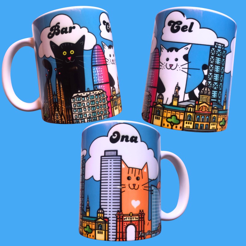 Taza 325 ml de cerámica blanca premium con ilustración de tres gatitos visitando Barcelona.