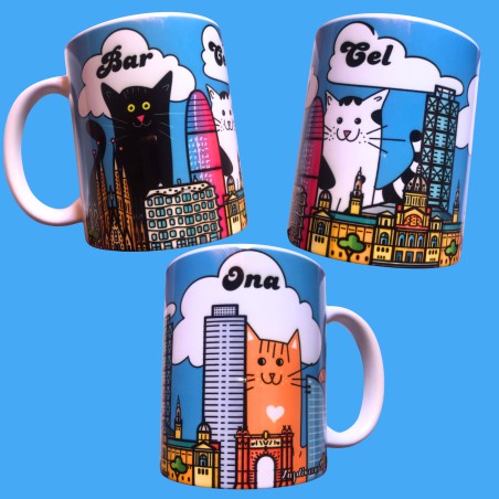Taza 325 ml de cerámica blanca premium con ilustración de tres gatitos visitando Barcelona.